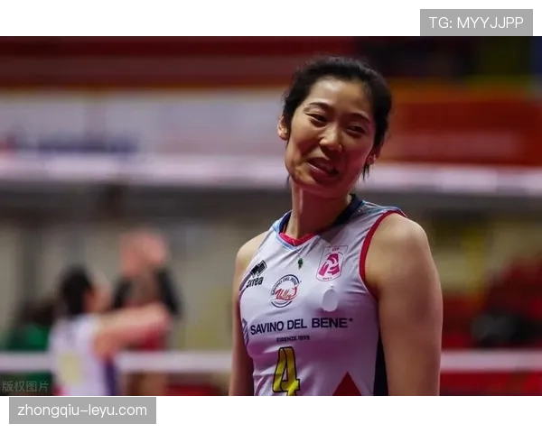 看到朱婷排队买咖啡，手腕上的表比我三年存款还显眼